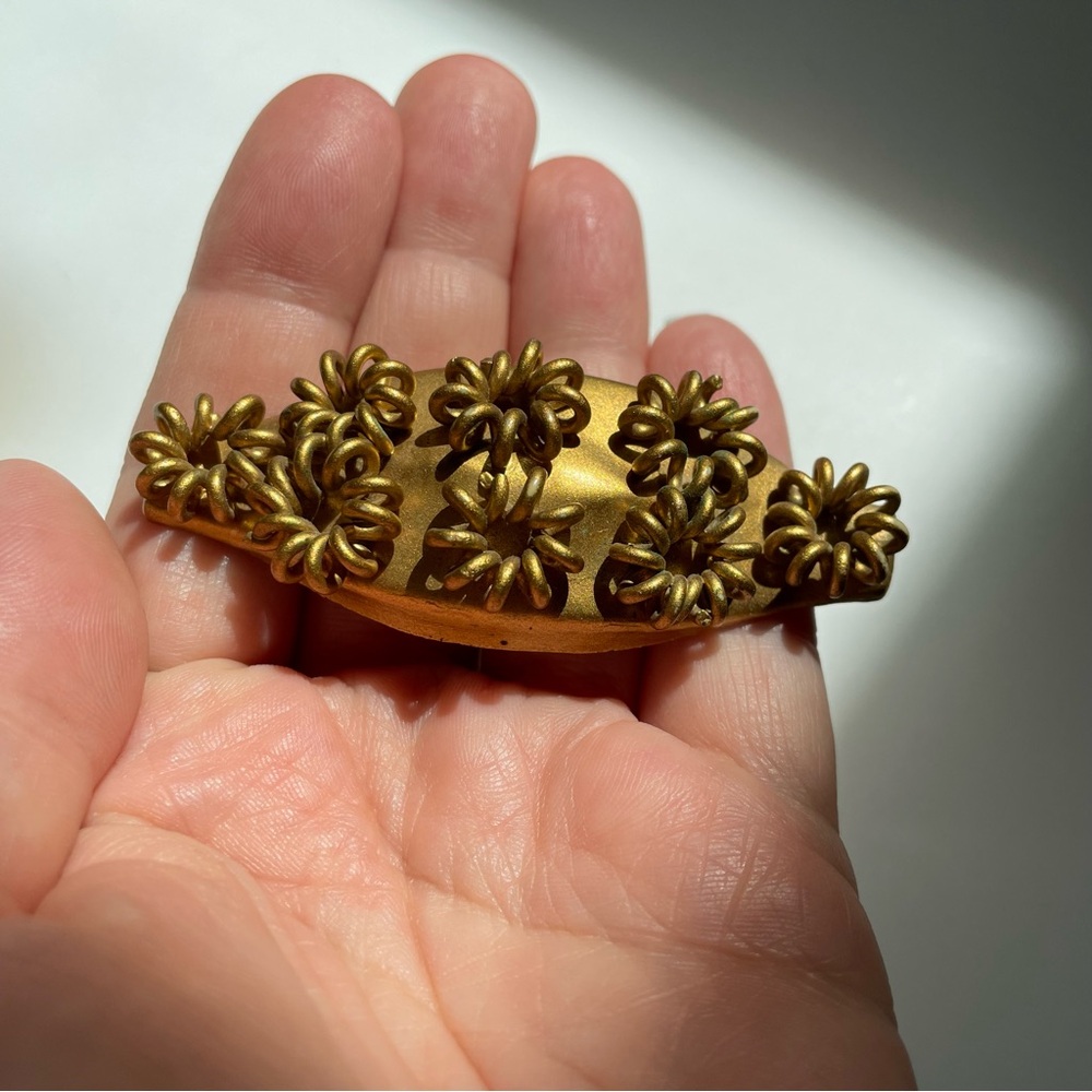 Quirky vintage gold plastic avante garde brooch w/ abstract flowers